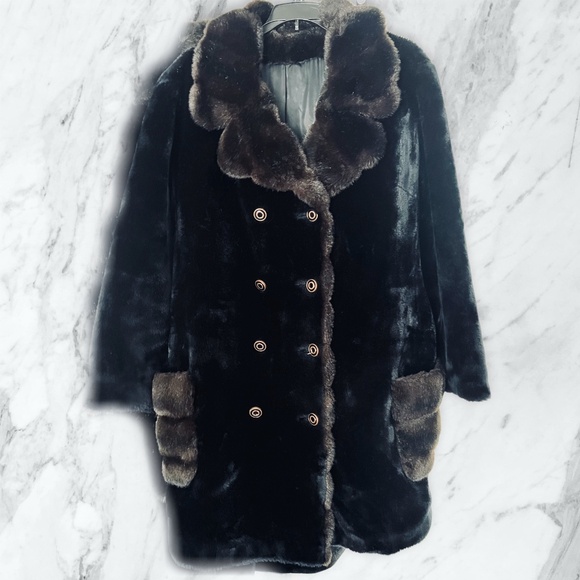 •VINTAGE • LIKE NEW |•BORGANA BY FAIRMOOR•| Two-Tone Brown Faux Fur Coat - Picture 13 of 16